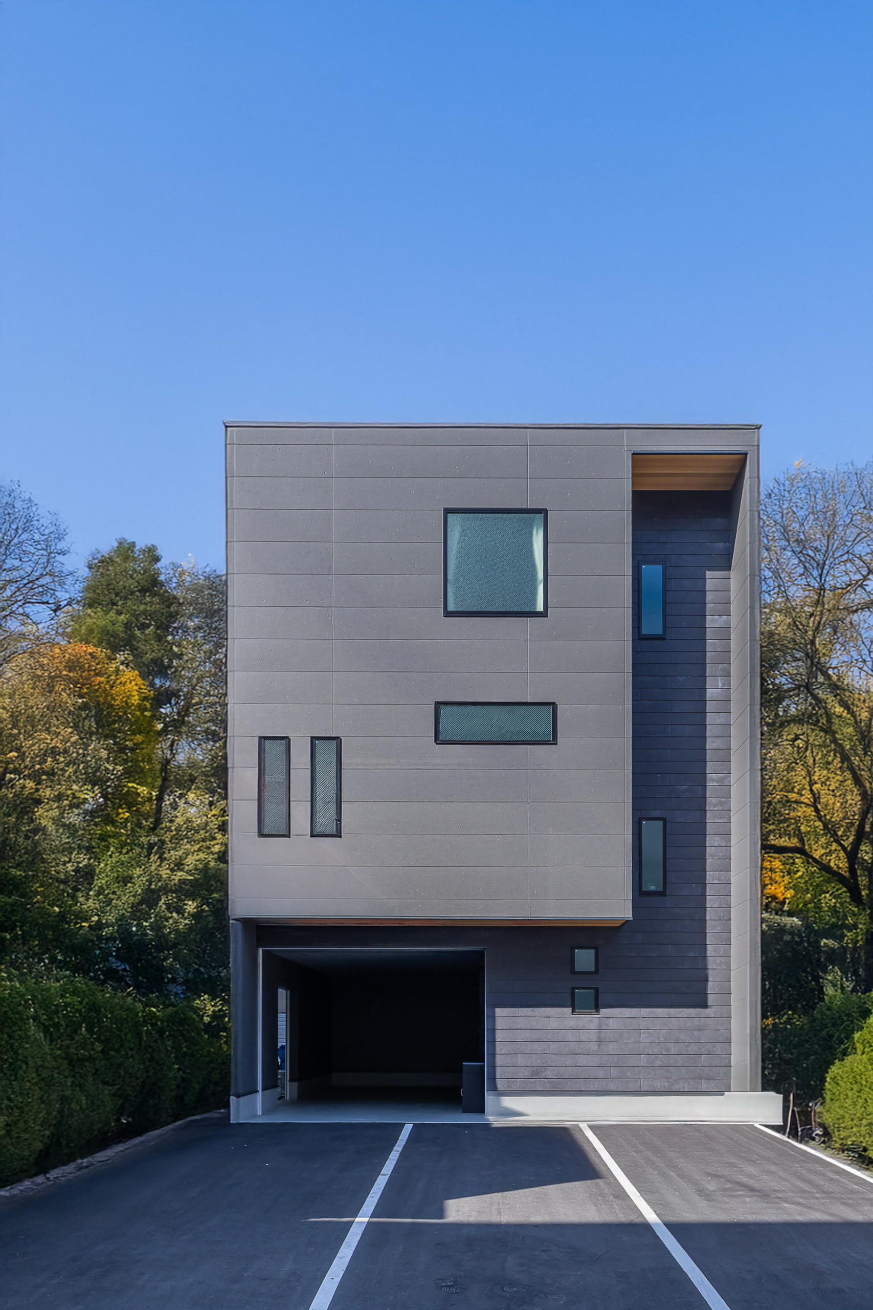 ビルトインガレージ付き3階建住宅